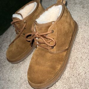 Uggs Neumel in Chestnut Brown. Size 8.